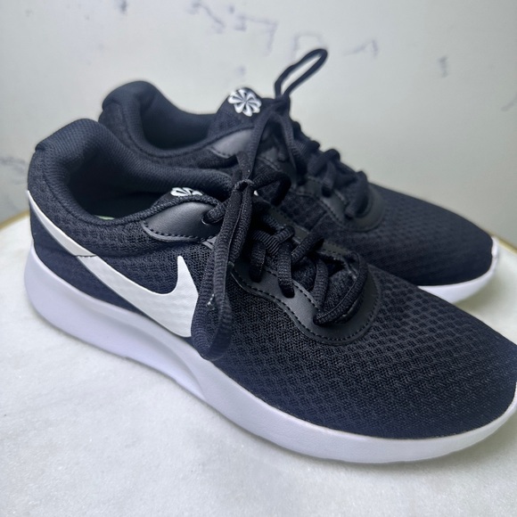 Nike Other - Nike Men’s or Unisex Tanjun Black and White Sneaker Shoes size 7.5